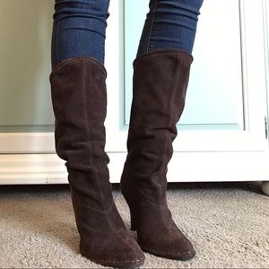 HOT IN HOLLYWOOD Brown suede heeled boot. Size 8.5